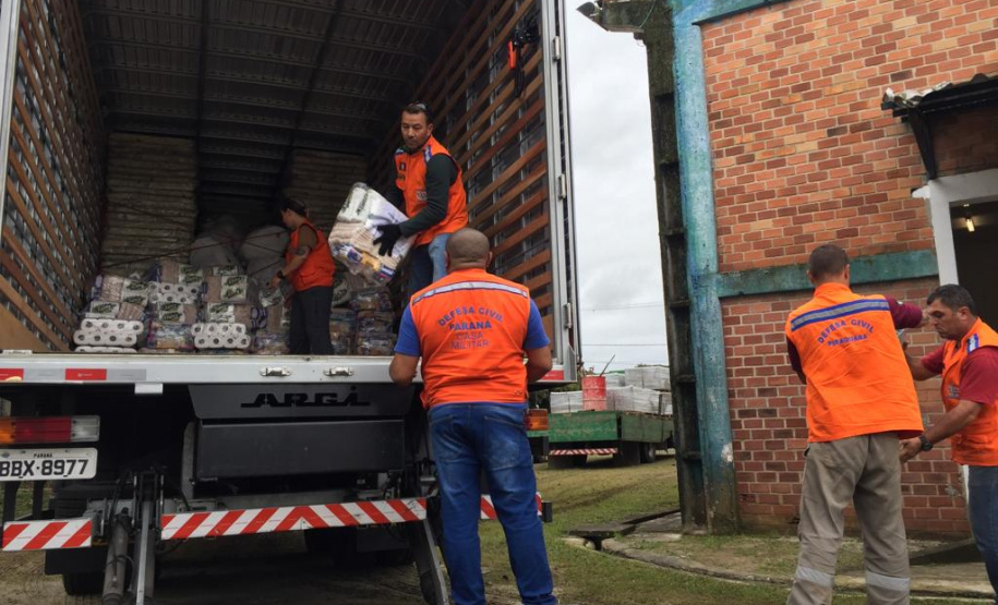 A Coordenadoria Estadual de Proteção e Defesa Civil liberou nesta segunda-feira (3) o terceiro caminhão com materiais de ajuda humanitária aos municípios mais atingidos pelas chuvas dos últimos dias, todos já com decretos de situação de emergência.  -  Curitiba, 03/06/2019  -  Foto: Divulgação Defesa Civil Governo do Paraná