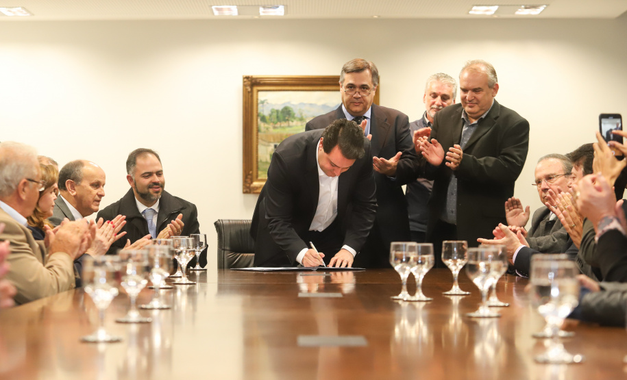 O governador Carlos Massa Ratinho Junior e o secretário Beto Preto assinaram nesta segunda-feira (3) a liberação de R$ 20 milhões para 19 consórcios intermunicipais de saúde. Os benefícios vão chegar a 335 municípios do Estado. No mesmo ato, eles autorizaram a licitação das obras do Centro de Especialidades de Jacarezinho, no Norte Pioneiro, no valor de R$ 9,1 milhões.  -  Curitiba, 03/06/2019  -  Foto: Rodrigo Félix Leal/ANPr