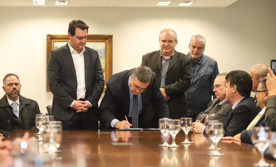 O governador Carlos Massa Ratinho Junior e o secretário Beto Preto assinaram nesta segunda-feira (3) a liberação de R$ 20 milhões para 19 consórcios intermunicipais de saúde. Os benefícios vão chegar a 335 municípios do Estado. No mesmo ato, eles autorizaram a licitação das obras do Centro de Especialidades de Jacarezinho, no Norte Pioneiro, no valor de R$ 9,1 milhões.  -  Curitiba, 03/06/2019  -  Foto: Rodrigo Félix Leal/ANPr