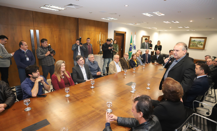 O governador Carlos Massa Ratinho Junior e o secretário Beto Preto assinaram nesta segunda-feira (3) a liberação de R$ 20 milhões para 19 consórcios intermunicipais de saúde. Os benefícios vão chegar a 335 municípios do Estado. No mesmo ato, eles autorizaram a licitação das obras do Centro de Especialidades de Jacarezinho, no Norte Pioneiro, no valor de R$ 9,1 milhões.  -  Curitiba, 03/06/2019  -  Foto: Rodrigo Félix Leal/ANPr