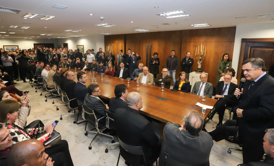 O governador Carlos Massa Ratinho Junior e o secretário Beto Preto assinaram nesta segunda-feira (3) a liberação de R$ 20 milhões para 19 consórcios intermunicipais de saúde. Os benefícios vão chegar a 335 municípios do Estado. No mesmo ato, eles autorizaram a licitação das obras do Centro de Especialidades de Jacarezinho, no Norte Pioneiro, no valor de R$ 9,1 milhões.  -  Curitiba, 03/06/2019  -  Foto: Rodrigo Félix Leal/ANPr