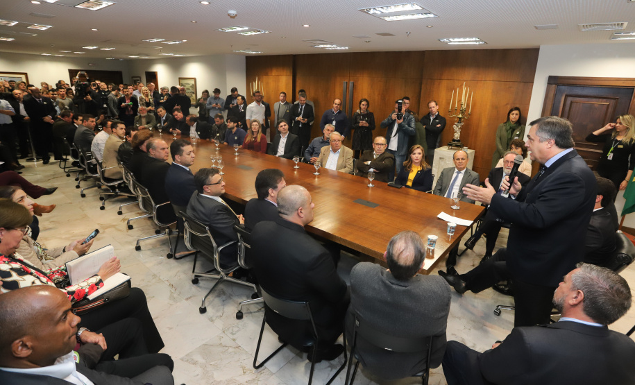 O governador Carlos Massa Ratinho Junior e o secretário Beto Preto assinaram nesta segunda-feira (3) a liberação de R$ 20 milhões para 19 consórcios intermunicipais de saúde. Os benefícios vão chegar a 335 municípios do Estado. No mesmo ato, eles autorizaram a licitação das obras do Centro de Especialidades de Jacarezinho, no Norte Pioneiro, no valor de R$ 9,1 milhões.  -  Curitiba, 03/06/2019  -  Foto: Rodrigo Félix Leal/ANPr