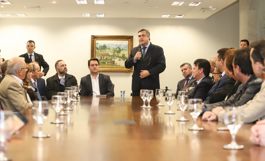 O governador Carlos Massa Ratinho Junior e o secretário Beto Preto assinaram nesta segunda-feira (3) a liberação de R$ 20 milhões para 19 consórcios intermunicipais de saúde. Os benefícios vão chegar a 335 municípios do Estado. No mesmo ato, eles autorizaram a licitação das obras do Centro de Especialidades de Jacarezinho, no Norte Pioneiro, no valor de R$ 9,1 milhões.  -  Curitiba, 03/06/2019  -  Foto: Rodrigo Félix Leal/ANPr