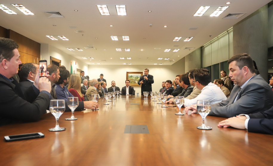 O governador Carlos Massa Ratinho Junior e o secretário Beto Preto assinaram nesta segunda-feira (3) a liberação de R$ 20 milhões para 19 consórcios intermunicipais de saúde. Os benefícios vão chegar a 335 municípios do Estado. No mesmo ato, eles autorizaram a licitação das obras do Centro de Especialidades de Jacarezinho, no Norte Pioneiro, no valor de R$ 9,1 milhões.  -  Curitiba, 03/06/2019  -  Foto: Rodrigo Félix Leal/ANPr