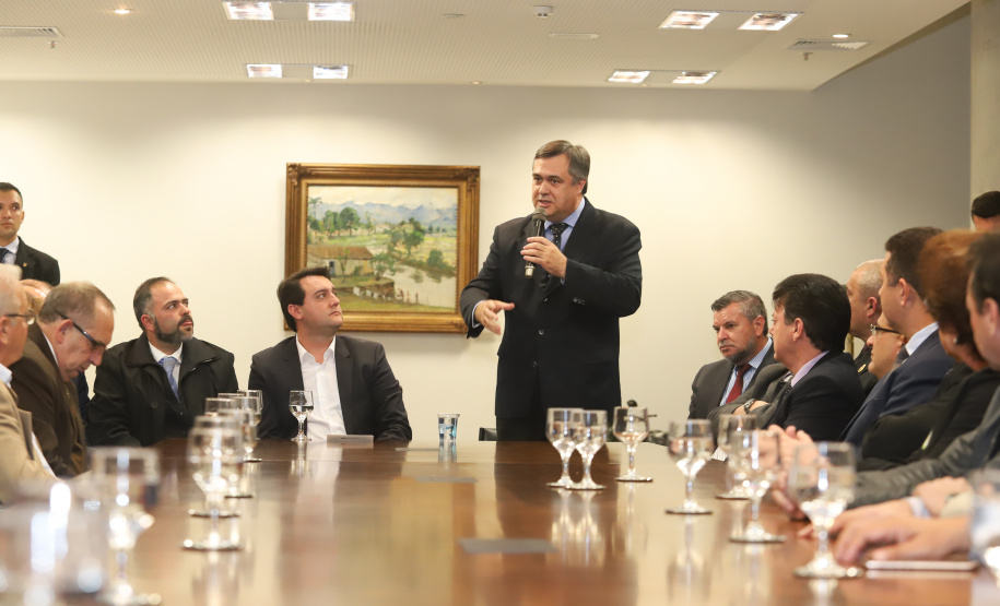 O governador Carlos Massa Ratinho Junior e o secretário Beto Preto assinaram nesta segunda-feira (3) a liberação de R$ 20 milhões para 19 consórcios intermunicipais de saúde. Os benefícios vão chegar a 335 municípios do Estado. No mesmo ato, eles autorizaram a licitação das obras do Centro de Especialidades de Jacarezinho, no Norte Pioneiro, no valor de R$ 9,1 milhões.  -  Curitiba, 03/06/2019  -  Foto: Rodrigo Félix Leal/ANPr