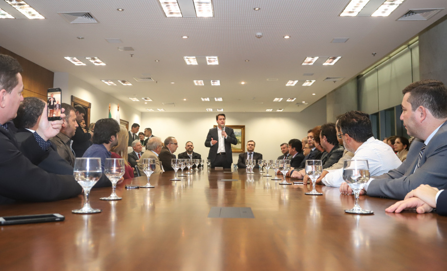 O governador Carlos Massa Ratinho Junior e o secretário Beto Preto assinaram nesta segunda-feira (3) a liberação de R$ 20 milhões para 19 consórcios intermunicipais de saúde. Os benefícios vão chegar a 335 municípios do Estado. No mesmo ato, eles autorizaram a licitação das obras do Centro de Especialidades de Jacarezinho, no Norte Pioneiro, no valor de R$ 9,1 milhões.  -  Curitiba, 03/06/2019  -  Foto: Rodrigo Félix Leal/ANPr