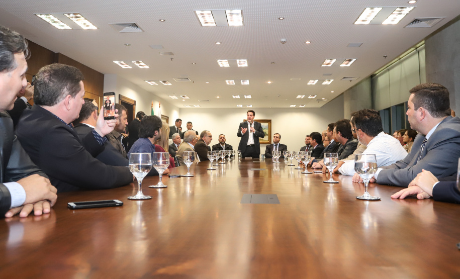 O governador Carlos Massa Ratinho Junior e o secretário Beto Preto assinaram nesta segunda-feira (3) a liberação de R$ 20 milhões para 19 consórcios intermunicipais de saúde. Os benefícios vão chegar a 335 municípios do Estado. No mesmo ato, eles autorizaram a licitação das obras do Centro de Especialidades de Jacarezinho, no Norte Pioneiro, no valor de R$ 9,1 milhões.  -  Curitiba, 03/06/2019  -  Foto: Rodrigo Félix Leal/ANPr