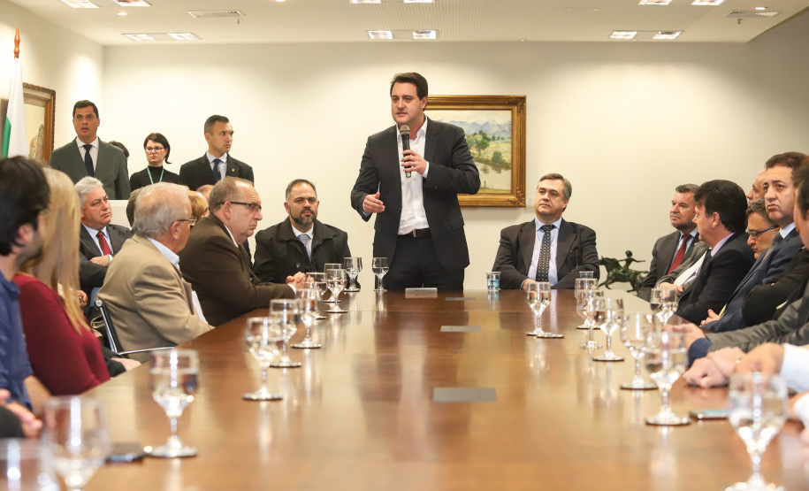 O governador Carlos Massa Ratinho Junior e o secretário Beto Preto assinaram nesta segunda-feira (3) a liberação de R$ 20 milhões para 19 consórcios intermunicipais de saúde. Os benefícios vão chegar a 335 municípios do Estado. No mesmo ato, eles autorizaram a licitação das obras do Centro de Especialidades de Jacarezinho, no Norte Pioneiro, no valor de R$ 9,1 milhões.  -  Curitiba, 03/06/2019  -  Foto: Rodrigo Félix Leal/ANPr