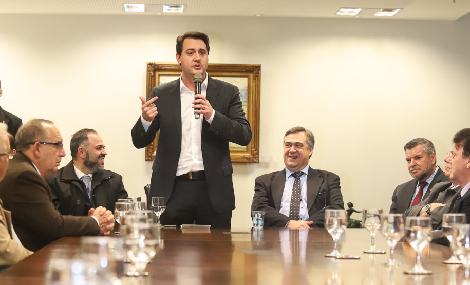 O governador Carlos Massa Ratinho Junior e o secretário Beto Preto assinaram nesta segunda-feira (3) a liberação de R$ 20 milhões para 19 consórcios intermunicipais de saúde. Os benefícios vão chegar a 335 municípios do Estado. No mesmo ato, eles autorizaram a licitação das obras do Centro de Especialidades de Jacarezinho, no Norte Pioneiro, no valor de R$ 9,1 milhões.  -  Curitiba, 03/06/2019  -  Foto: Rodrigo Félix Leal/ANPr