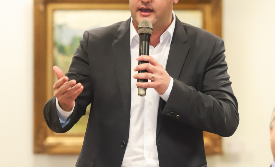 O governador Carlos Massa Ratinho Junior e o secretário Beto Preto assinaram nesta segunda-feira (3) a liberação de R$ 20 milhões para 19 consórcios intermunicipais de saúde. Os benefícios vão chegar a 335 municípios do Estado. No mesmo ato, eles autorizaram a licitação das obras do Centro de Especialidades de Jacarezinho, no Norte Pioneiro, no valor de R$ 9,1 milhões.  -  Curitiba, 03/06/2019  -  Foto: Rodrigo Félix Leal/ANPr