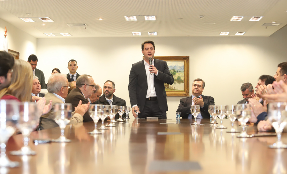 O governador Carlos Massa Ratinho Junior e o secretário Beto Preto assinaram nesta segunda-feira (3) a liberação de R$ 20 milhões para 19 consórcios intermunicipais de saúde. Os benefícios vão chegar a 335 municípios do Estado. No mesmo ato, eles autorizaram a licitação das obras do Centro de Especialidades de Jacarezinho, no Norte Pioneiro, no valor de R$ 9,1 milhões.  -  Curitiba, 03/06/2019  -  Foto: Rodrigo Félix Leal/ANPr