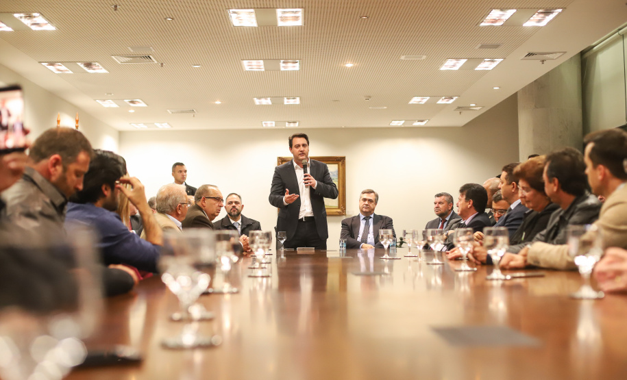 O governador Carlos Massa Ratinho Junior e o secretário Beto Preto assinaram nesta segunda-feira (3) a liberação de R$ 20 milhões para 19 consórcios intermunicipais de saúde. Os benefícios vão chegar a 335 municípios do Estado. No mesmo ato, eles autorizaram a licitação das obras do Centro de Especialidades de Jacarezinho, no Norte Pioneiro, no valor de R$ 9,1 milhões.  -  Curitiba, 03/06/2019  -  Foto: Rodrigo Félix Leal/ANPr