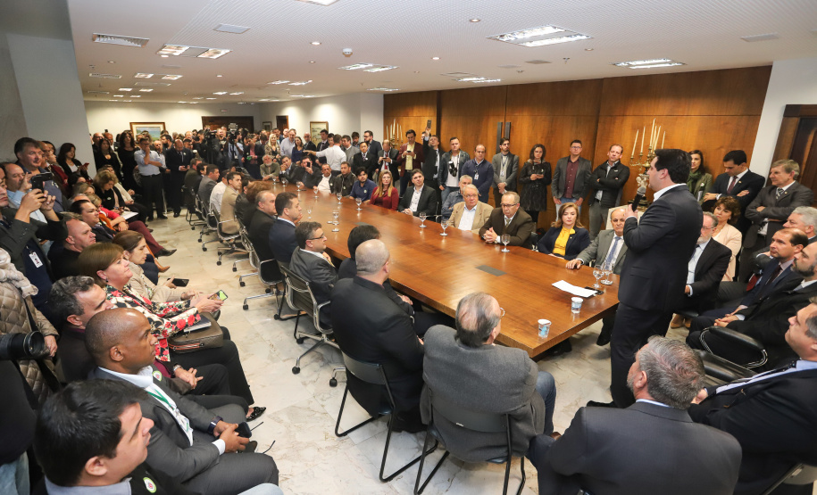 O governador Carlos Massa Ratinho Junior e o secretário Beto Preto assinaram nesta segunda-feira (3) a liberação de R$ 20 milhões para 19 consórcios intermunicipais de saúde. Os benefícios vão chegar a 335 municípios do Estado. No mesmo ato, eles autorizaram a licitação das obras do Centro de Especialidades de Jacarezinho, no Norte Pioneiro, no valor de R$ 9,1 milhões.  -  Curitiba, 03/06/2019  -  Foto: Rodrigo Félix Leal/ANPr