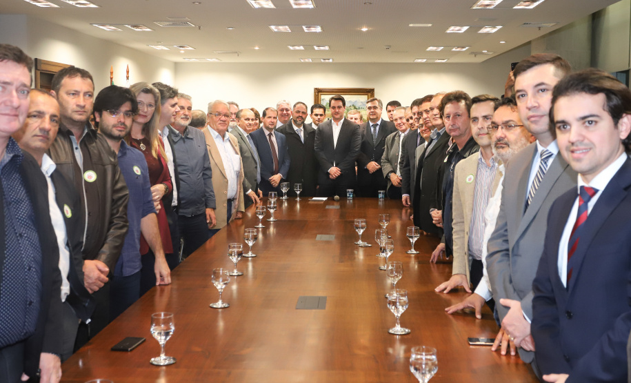 O governador Carlos Massa Ratinho Junior e o secretário Beto Preto assinaram nesta segunda-feira (3) a liberação de R$ 20 milhões para 19 consórcios intermunicipais de saúde. Os benefícios vão chegar a 335 municípios do Estado. No mesmo ato, eles autorizaram a licitação das obras do Centro de Especialidades de Jacarezinho, no Norte Pioneiro, no valor de R$ 9,1 milhões.  -  Curitiba, 03/06/2019  -  Foto: Rodrigo Félix Leal/ANPr