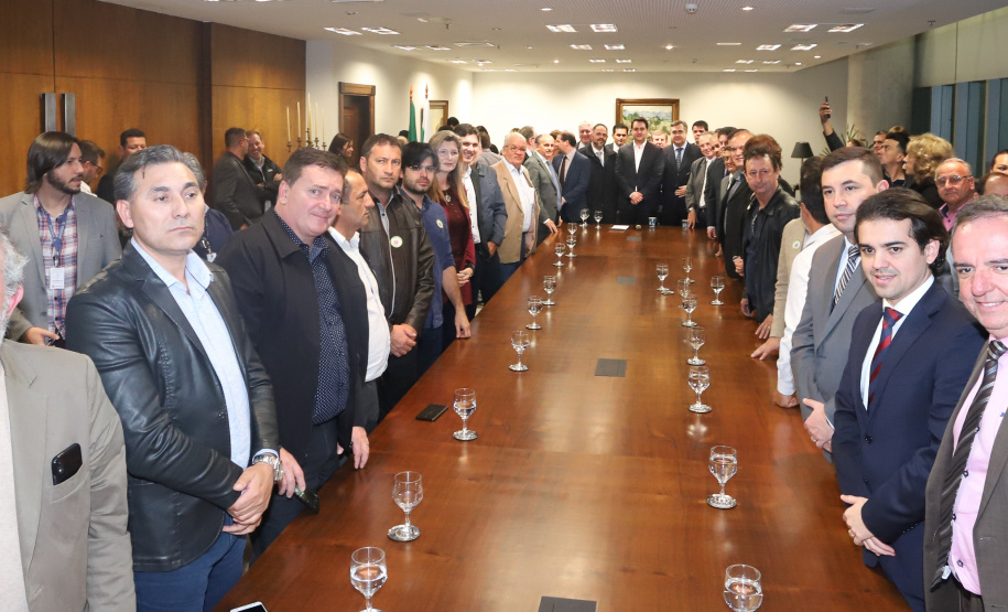 O governador Carlos Massa Ratinho Junior e o secretário Beto Preto assinaram nesta segunda-feira (3) a liberação de R$ 20 milhões para 19 consórcios intermunicipais de saúde. Os benefícios vão chegar a 335 municípios do Estado. No mesmo ato, eles autorizaram a licitação das obras do Centro de Especialidades de Jacarezinho, no Norte Pioneiro, no valor de R$ 9,1 milhões.  -  Curitiba, 03/06/2019  -  Foto: Rodrigo Félix Leal/ANPr