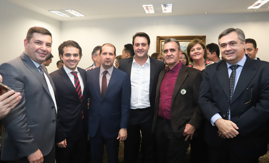 O governador Carlos Massa Ratinho Junior e o secretário Beto Preto assinaram nesta segunda-feira (3) a liberação de R$ 20 milhões para 19 consórcios intermunicipais de saúde. Os benefícios vão chegar a 335 municípios do Estado. No mesmo ato, eles autorizaram a licitação das obras do Centro de Especialidades de Jacarezinho, no Norte Pioneiro, no valor de R$ 9,1 milhões.  -  Curitiba, 03/06/2019  -  Foto: Rodrigo Félix Leal/ANPr