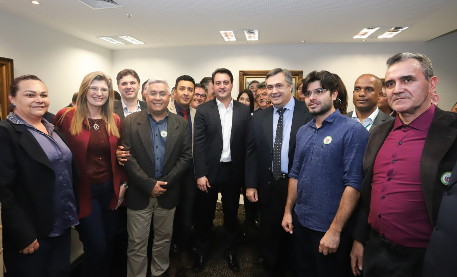 O governador Carlos Massa Ratinho Junior e o secretário Beto Preto assinaram nesta segunda-feira (3) a liberação de R$ 20 milhões para 19 consórcios intermunicipais de saúde. Os benefícios vão chegar a 335 municípios do Estado. No mesmo ato, eles autorizaram a licitação das obras do Centro de Especialidades de Jacarezinho, no Norte Pioneiro, no valor de R$ 9,1 milhões.  -  Curitiba, 03/06/2019  -  Foto: Rodrigo Félix Leal/ANPr