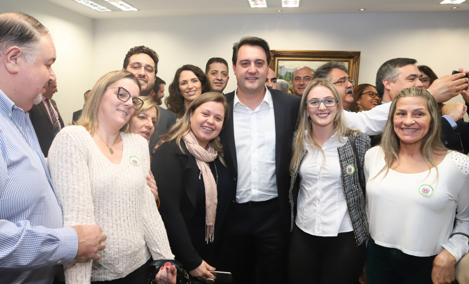 O governador Carlos Massa Ratinho Junior e o secretário Beto Preto assinaram nesta segunda-feira (3) a liberação de R$ 20 milhões para 19 consórcios intermunicipais de saúde. Os benefícios vão chegar a 335 municípios do Estado. No mesmo ato, eles autorizaram a licitação das obras do Centro de Especialidades de Jacarezinho, no Norte Pioneiro, no valor de R$ 9,1 milhões.  -  Curitiba, 03/06/2019  -  Foto: Rodrigo Félix Leal/ANPr