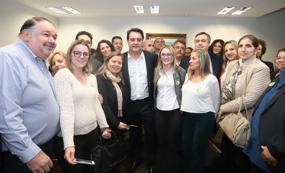 O governador Carlos Massa Ratinho Junior e o secretário Beto Preto assinaram nesta segunda-feira (3) a liberação de R$ 20 milhões para 19 consórcios intermunicipais de saúde. Os benefícios vão chegar a 335 municípios do Estado. No mesmo ato, eles autorizaram a licitação das obras do Centro de Especialidades de Jacarezinho, no Norte Pioneiro, no valor de R$ 9,1 milhões.  -  Curitiba, 03/06/2019  -  Foto: Rodrigo Félix Leal/ANPr