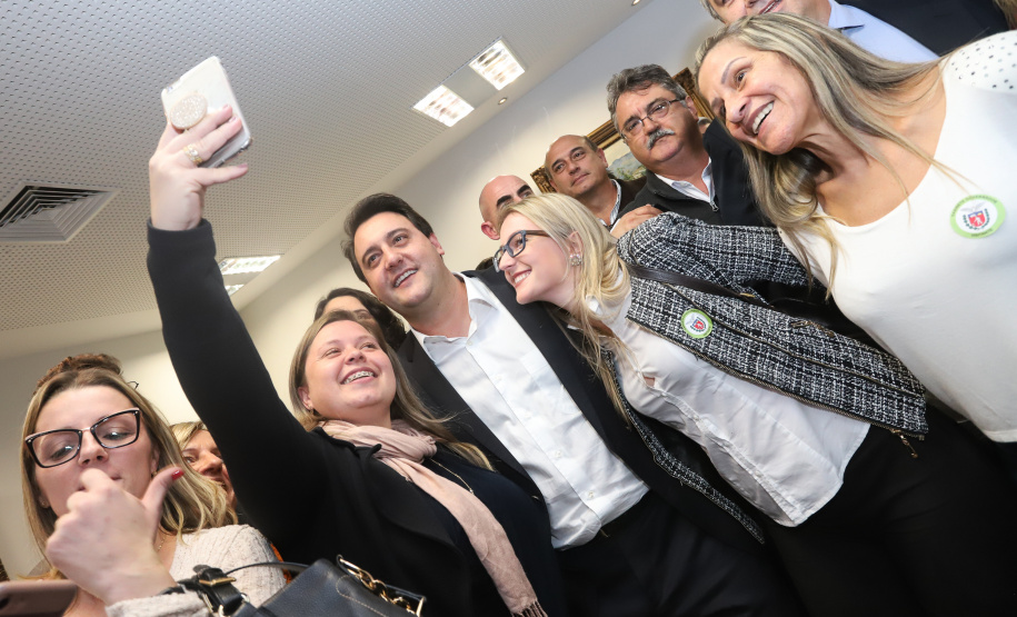 O governador Carlos Massa Ratinho Junior e o secretário Beto Preto assinaram nesta segunda-feira (3) a liberação de R$ 20 milhões para 19 consórcios intermunicipais de saúde. Os benefícios vão chegar a 335 municípios do Estado. No mesmo ato, eles autorizaram a licitação das obras do Centro de Especialidades de Jacarezinho, no Norte Pioneiro, no valor de R$ 9,1 milhões.  -  Curitiba, 03/06/2019  -  Foto: Rodrigo Félix Leal/ANPr