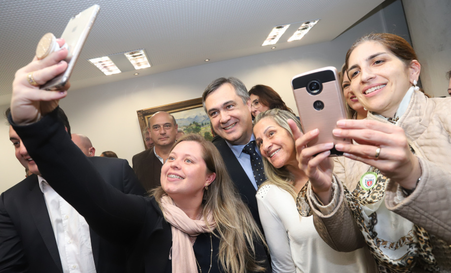 O governador Carlos Massa Ratinho Junior e o secretário Beto Preto assinaram nesta segunda-feira (3) a liberação de R$ 20 milhões para 19 consórcios intermunicipais de saúde. Os benefícios vão chegar a 335 municípios do Estado. No mesmo ato, eles autorizaram a licitação das obras do Centro de Especialidades de Jacarezinho, no Norte Pioneiro, no valor de R$ 9,1 milhões.  -  Curitiba, 03/06/2019  -  Foto: Rodrigo Félix Leal/ANPr