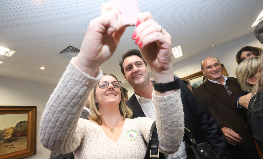 O governador Carlos Massa Ratinho Junior e o secretário Beto Preto assinaram nesta segunda-feira (3) a liberação de R$ 20 milhões para 19 consórcios intermunicipais de saúde. Os benefícios vão chegar a 335 municípios do Estado. No mesmo ato, eles autorizaram a licitação das obras do Centro de Especialidades de Jacarezinho, no Norte Pioneiro, no valor de R$ 9,1 milhões.  -  Curitiba, 03/06/2019  -  Foto: Rodrigo Félix Leal/ANPr