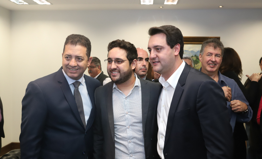 O governador Carlos Massa Ratinho Junior e o secretário Beto Preto assinaram nesta segunda-feira (3) a liberação de R$ 20 milhões para 19 consórcios intermunicipais de saúde. Os benefícios vão chegar a 335 municípios do Estado. No mesmo ato, eles autorizaram a licitação das obras do Centro de Especialidades de Jacarezinho, no Norte Pioneiro, no valor de R$ 9,1 milhões.  -  Curitiba, 03/06/2019  -  Foto: Rodrigo Félix Leal/ANPr