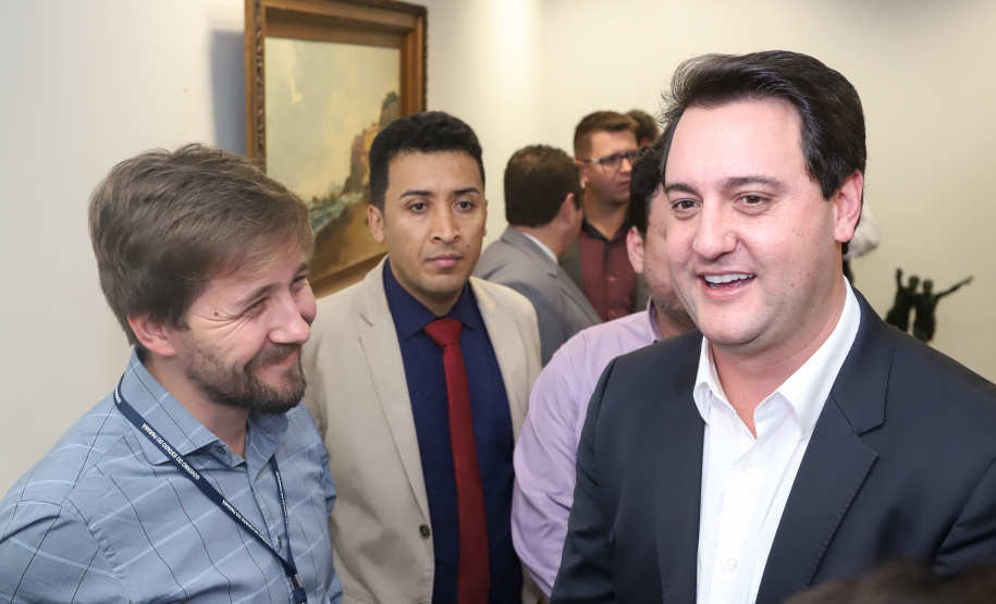 O governador Carlos Massa Ratinho Junior e o secretário Beto Preto assinaram nesta segunda-feira (3) a liberação de R$ 20 milhões para 19 consórcios intermunicipais de saúde. Os benefícios vão chegar a 335 municípios do Estado. No mesmo ato, eles autorizaram a licitação das obras do Centro de Especialidades de Jacarezinho, no Norte Pioneiro, no valor de R$ 9,1 milhões.  -  Curitiba, 03/06/2019  -  Foto: Rodrigo Félix Leal/ANPr