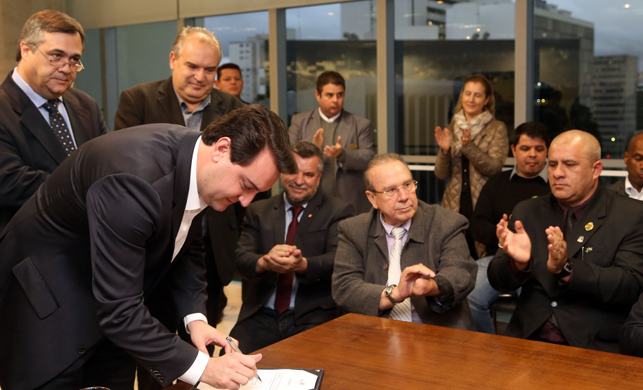 O governador Carlos Massa Ratinho Junior e o secretário Beto Preto assinaram nesta segunda-feira (3) a liberação de R$ 20 milhões para 19 consórcios intermunicipais de saúde. Os benefícios vão chegar a 335 municípios do Estado. No mesmo ato, eles autorizaram a licitação das obras do Centro de Especialidades de Jacarezinho, no Norte Pioneiro, no valor de R$ 9,1 milhões.  -  Curitiba, 03/06/2019  -  Foto: Gilson Abreu/ANPr