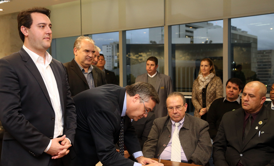 O governador Carlos Massa Ratinho Junior e o secretário Beto Preto assinaram nesta segunda-feira (3) a liberação de R$ 20 milhões para 19 consórcios intermunicipais de saúde. Os benefícios vão chegar a 335 municípios do Estado. No mesmo ato, eles autorizaram a licitação das obras do Centro de Especialidades de Jacarezinho, no Norte Pioneiro, no valor de R$ 9,1 milhões.  -  Curitiba, 03/06/2019  -  Foto: Gilson Abreu/ANPr