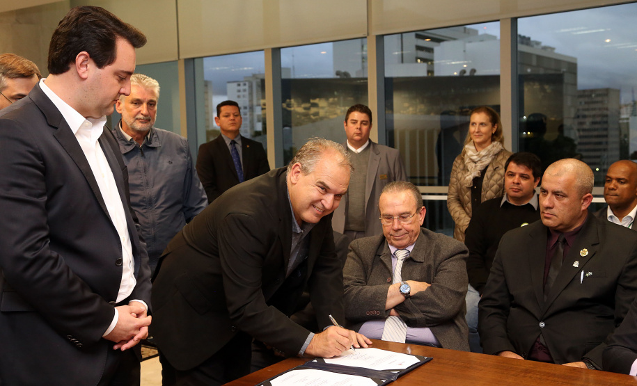 O governador Carlos Massa Ratinho Junior e o secretário Beto Preto assinaram nesta segunda-feira (3) a liberação de R$ 20 milhões para 19 consórcios intermunicipais de saúde. Os benefícios vão chegar a 335 municípios do Estado. No mesmo ato, eles autorizaram a licitação das obras do Centro de Especialidades de Jacarezinho, no Norte Pioneiro, no valor de R$ 9,1 milhões.  -  Curitiba, 03/06/2019  -  Foto: Gilson Abreu/ANPr