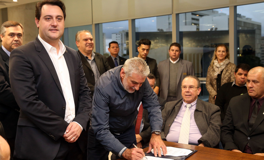 O governador Carlos Massa Ratinho Junior e o secretário Beto Preto assinaram nesta segunda-feira (3) a liberação de R$ 20 milhões para 19 consórcios intermunicipais de saúde. Os benefícios vão chegar a 335 municípios do Estado. No mesmo ato, eles autorizaram a licitação das obras do Centro de Especialidades de Jacarezinho, no Norte Pioneiro, no valor de R$ 9,1 milhões.  -  Curitiba, 03/06/2019  -  Foto: Gilson Abreu/ANPr