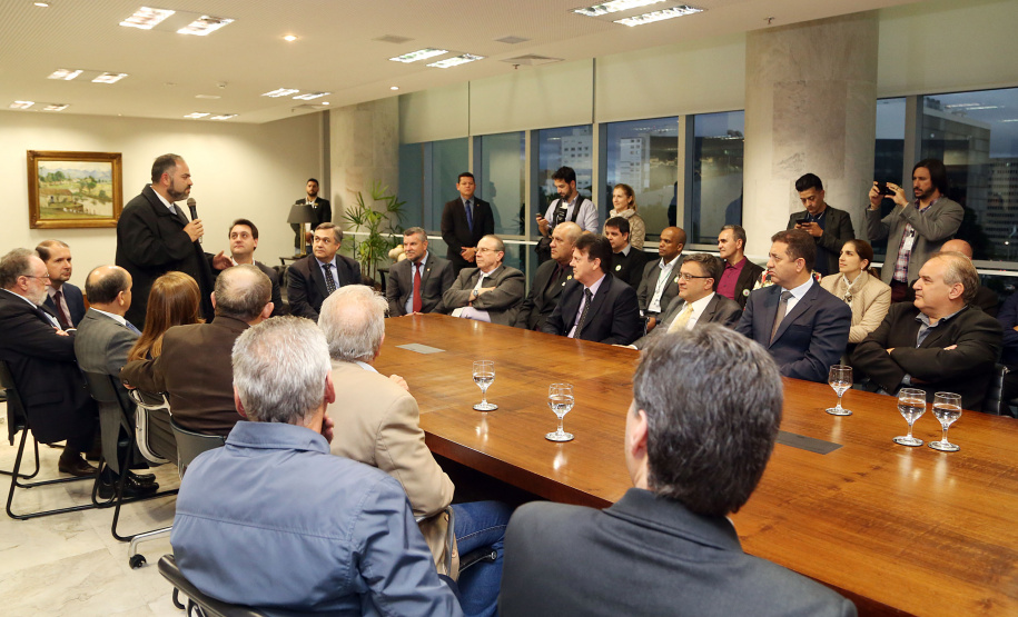 O governador Carlos Massa Ratinho Junior e o secretário Beto Preto assinaram nesta segunda-feira (3) a liberação de R$ 20 milhões para 19 consórcios intermunicipais de saúde. Os benefícios vão chegar a 335 municípios do Estado. No mesmo ato, eles autorizaram a licitação das obras do Centro de Especialidades de Jacarezinho, no Norte Pioneiro, no valor de R$ 9,1 milhões.  -  Curitiba, 03/06/2019  -  Foto: Gilson Abreu/ANPr