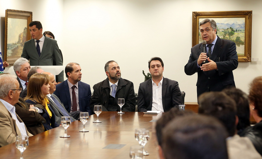 O governador Carlos Massa Ratinho Junior e o secretário Beto Preto assinaram nesta segunda-feira (3) a liberação de R$ 20 milhões para 19 consórcios intermunicipais de saúde. Os benefícios vão chegar a 335 municípios do Estado. No mesmo ato, eles autorizaram a licitação das obras do Centro de Especialidades de Jacarezinho, no Norte Pioneiro, no valor de R$ 9,1 milhões.  -  Curitiba, 03/06/2019  -  Foto: Gilson Abreu/ANPr