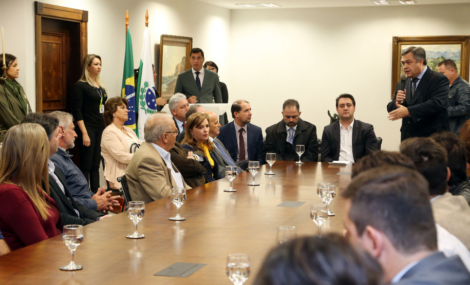 O governador Carlos Massa Ratinho Junior e o secretário Beto Preto assinaram nesta segunda-feira (3) a liberação de R$ 20 milhões para 19 consórcios intermunicipais de saúde. Os benefícios vão chegar a 335 municípios do Estado. No mesmo ato, eles autorizaram a licitação das obras do Centro de Especialidades de Jacarezinho, no Norte Pioneiro, no valor de R$ 9,1 milhões.  -  Curitiba, 03/06/2019  -  Foto: Gilson Abreu/ANPr