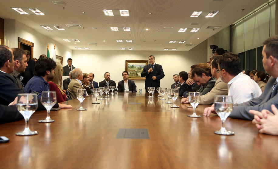 O governador Carlos Massa Ratinho Junior e o secretário Beto Preto assinaram nesta segunda-feira (3) a liberação de R$ 20 milhões para 19 consórcios intermunicipais de saúde. Os benefícios vão chegar a 335 municípios do Estado. No mesmo ato, eles autorizaram a licitação das obras do Centro de Especialidades de Jacarezinho, no Norte Pioneiro, no valor de R$ 9,1 milhões.  -  Curitiba, 03/06/2019  -  Foto: Gilson Abreu/ANPr