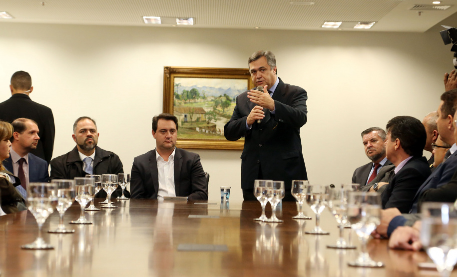 O governador Carlos Massa Ratinho Junior e o secretário Beto Preto assinaram nesta segunda-feira (3) a liberação de R$ 20 milhões para 19 consórcios intermunicipais de saúde. Os benefícios vão chegar a 335 municípios do Estado. No mesmo ato, eles autorizaram a licitação das obras do Centro de Especialidades de Jacarezinho, no Norte Pioneiro, no valor de R$ 9,1 milhões.  -  Curitiba, 03/06/2019  -  Foto: Gilson Abreu/ANPr