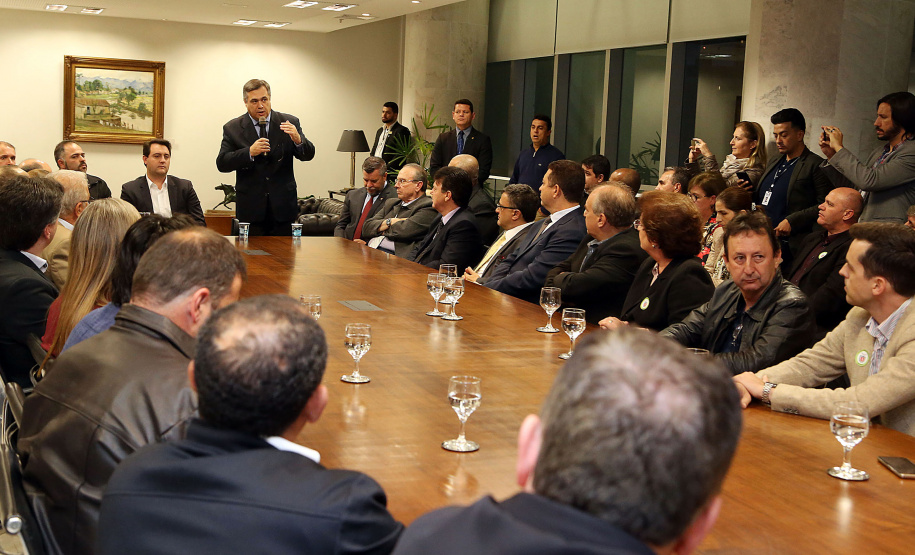 O governador Carlos Massa Ratinho Junior e o secretário Beto Preto assinaram nesta segunda-feira (3) a liberação de R$ 20 milhões para 19 consórcios intermunicipais de saúde. Os benefícios vão chegar a 335 municípios do Estado. No mesmo ato, eles autorizaram a licitação das obras do Centro de Especialidades de Jacarezinho, no Norte Pioneiro, no valor de R$ 9,1 milhões.  -  Curitiba, 03/06/2019  -  Foto: Gilson Abreu/ANPr