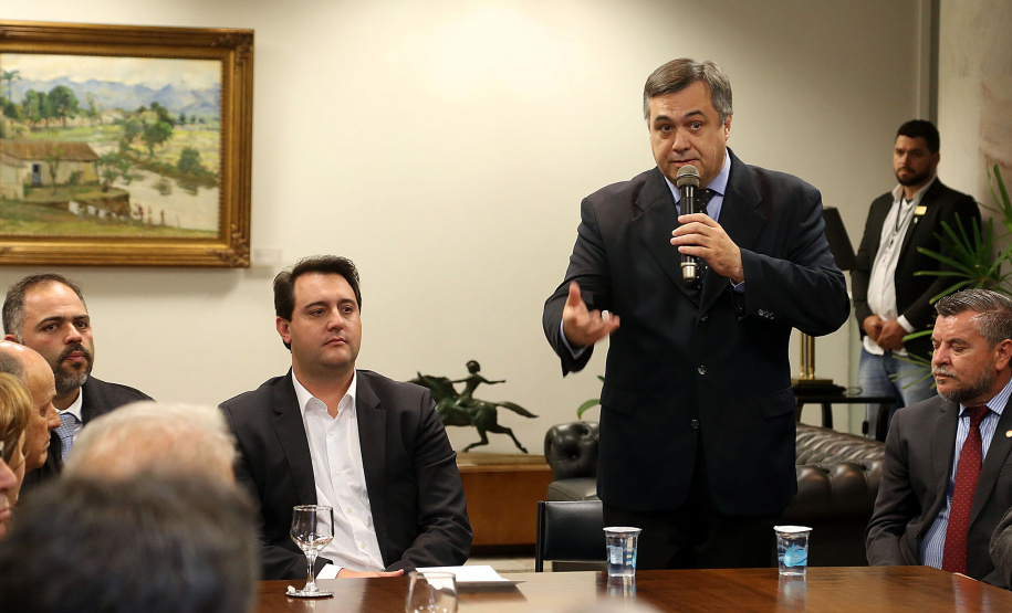 O governador Carlos Massa Ratinho Junior e o secretário Beto Preto assinaram nesta segunda-feira (3) a liberação de R$ 20 milhões para 19 consórcios intermunicipais de saúde. Os benefícios vão chegar a 335 municípios do Estado. No mesmo ato, eles autorizaram a licitação das obras do Centro de Especialidades de Jacarezinho, no Norte Pioneiro, no valor de R$ 9,1 milhões.  -  Curitiba, 03/06/2019  -  Foto: Gilson Abreu/ANPr