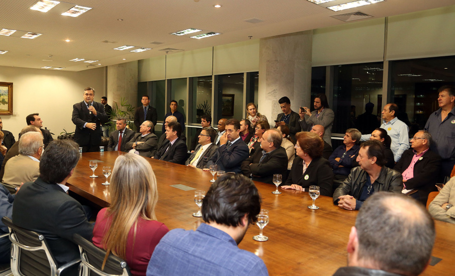 O governador Carlos Massa Ratinho Junior e o secretário Beto Preto assinaram nesta segunda-feira (3) a liberação de R$ 20 milhões para 19 consórcios intermunicipais de saúde. Os benefícios vão chegar a 335 municípios do Estado. No mesmo ato, eles autorizaram a licitação das obras do Centro de Especialidades de Jacarezinho, no Norte Pioneiro, no valor de R$ 9,1 milhões.  -  Curitiba, 03/06/2019  -  Foto: Gilson Abreu/ANPr