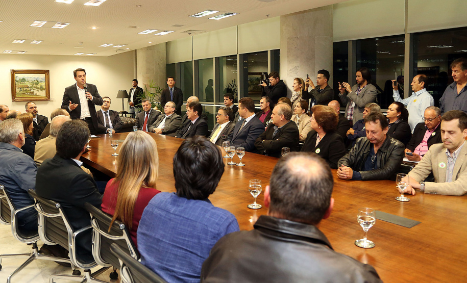 O governador Carlos Massa Ratinho Junior e o secretário Beto Preto assinaram nesta segunda-feira (3) a liberação de R$ 20 milhões para 19 consórcios intermunicipais de saúde. Os benefícios vão chegar a 335 municípios do Estado. No mesmo ato, eles autorizaram a licitação das obras do Centro de Especialidades de Jacarezinho, no Norte Pioneiro, no valor de R$ 9,1 milhões.  -  Curitiba, 03/06/2019  -  Foto: Gilson Abreu/ANPr