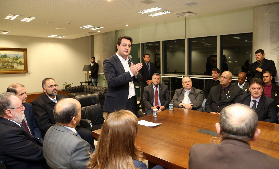 O governador Carlos Massa Ratinho Junior e o secretário Beto Preto assinaram nesta segunda-feira (3) a liberação de R$ 20 milhões para 19 consórcios intermunicipais de saúde. Os benefícios vão chegar a 335 municípios do Estado. No mesmo ato, eles autorizaram a licitação das obras do Centro de Especialidades de Jacarezinho, no Norte Pioneiro, no valor de R$ 9,1 milhões.  -  Curitiba, 03/06/2019  -  Foto: Gilson Abreu/ANPr