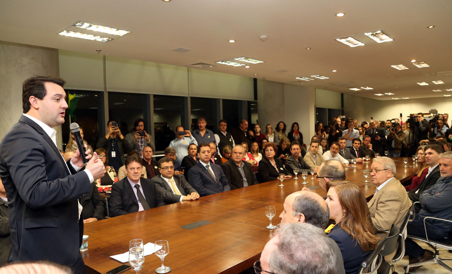 O governador Carlos Massa Ratinho Junior e o secretário Beto Preto assinaram nesta segunda-feira (3) a liberação de R$ 20 milhões para 19 consórcios intermunicipais de saúde. Os benefícios vão chegar a 335 municípios do Estado. No mesmo ato, eles autorizaram a licitação das obras do Centro de Especialidades de Jacarezinho, no Norte Pioneiro, no valor de R$ 9,1 milhões.  -  Curitiba, 03/06/2019  -  Foto: Gilson Abreu/ANPr