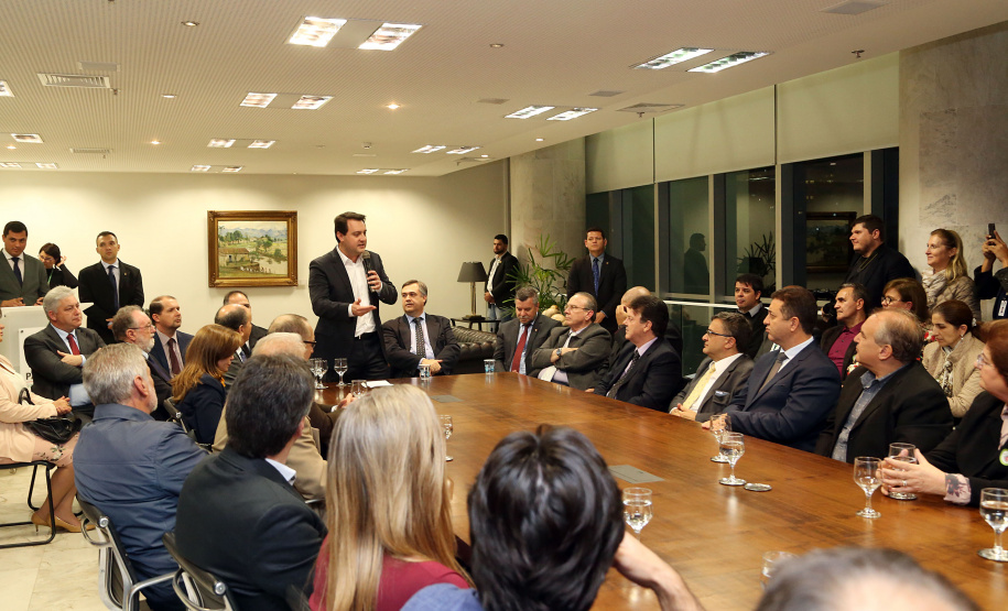 O governador Carlos Massa Ratinho Junior e o secretário Beto Preto assinaram nesta segunda-feira (3) a liberação de R$ 20 milhões para 19 consórcios intermunicipais de saúde. Os benefícios vão chegar a 335 municípios do Estado. No mesmo ato, eles autorizaram a licitação das obras do Centro de Especialidades de Jacarezinho, no Norte Pioneiro, no valor de R$ 9,1 milhões.  -  Curitiba, 03/06/2019  -  Foto: Gilson Abreu/ANPr