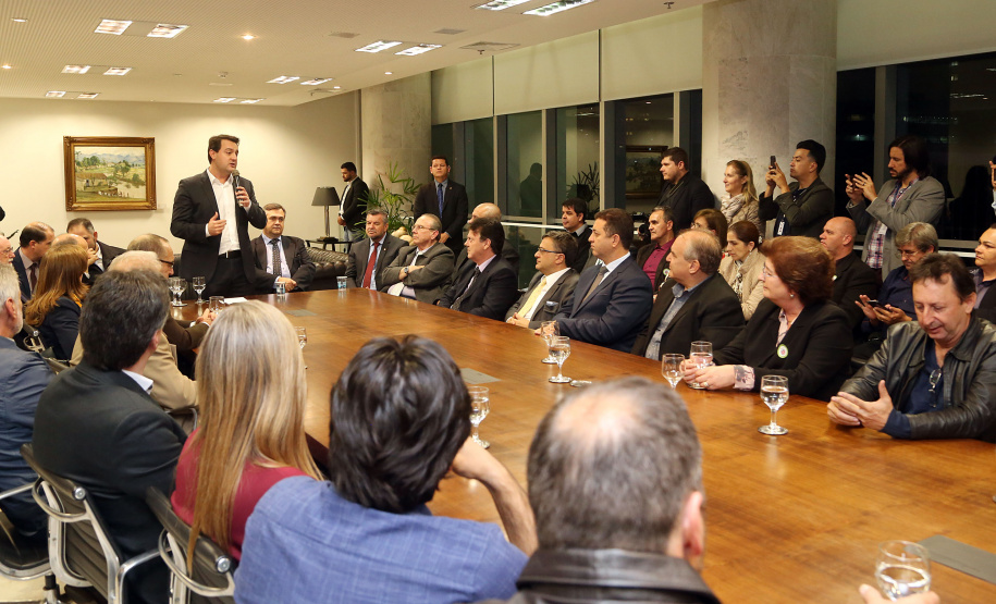 O governador Carlos Massa Ratinho Junior e o secretário Beto Preto assinaram nesta segunda-feira (3) a liberação de R$ 20 milhões para 19 consórcios intermunicipais de saúde. Os benefícios vão chegar a 335 municípios do Estado. No mesmo ato, eles autorizaram a licitação das obras do Centro de Especialidades de Jacarezinho, no Norte Pioneiro, no valor de R$ 9,1 milhões.  -  Curitiba, 03/06/2019  -  Foto: Gilson Abreu/ANPr