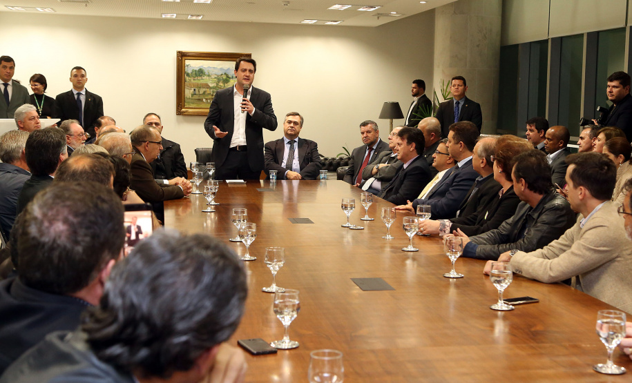 O governador Carlos Massa Ratinho Junior e o secretário Beto Preto assinaram nesta segunda-feira (3) a liberação de R$ 20 milhões para 19 consórcios intermunicipais de saúde. Os benefícios vão chegar a 335 municípios do Estado. No mesmo ato, eles autorizaram a licitação das obras do Centro de Especialidades de Jacarezinho, no Norte Pioneiro, no valor de R$ 9,1 milhões.  -  Curitiba, 03/06/2019  -  Foto: Gilson Abreu/ANPr