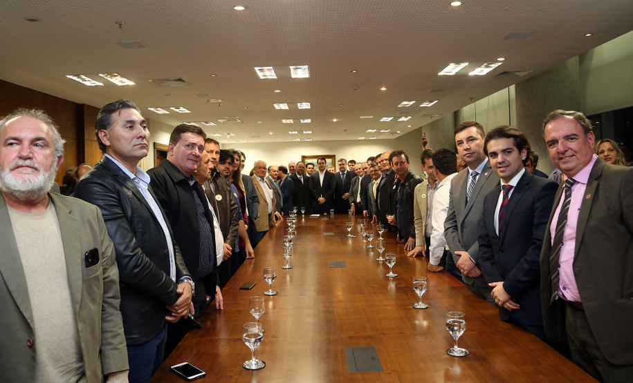 O governador Carlos Massa Ratinho Junior e o secretário Beto Preto assinaram nesta segunda-feira (3) a liberação de R$ 20 milhões para 19 consórcios intermunicipais de saúde. Os benefícios vão chegar a 335 municípios do Estado. No mesmo ato, eles autorizaram a licitação das obras do Centro de Especialidades de Jacarezinho, no Norte Pioneiro, no valor de R$ 9,1 milhões.  -  Curitiba, 03/06/2019  -  Foto: Gilson Abreu/ANPr