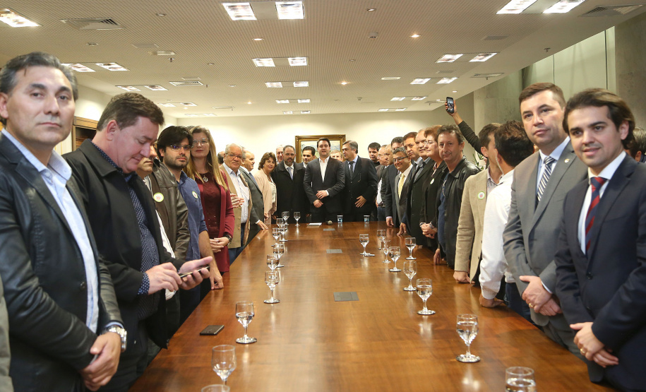 O governador Carlos Massa Ratinho Junior e o secretário Beto Preto assinaram nesta segunda-feira (3) a liberação de R$ 20 milhões para 19 consórcios intermunicipais de saúde. Os benefícios vão chegar a 335 municípios do Estado. No mesmo ato, eles autorizaram a licitação das obras do Centro de Especialidades de Jacarezinho, no Norte Pioneiro, no valor de R$ 9,1 milhões.  -  Curitiba, 03/06/2019  -  Foto: Gilson Abreu/ANPr