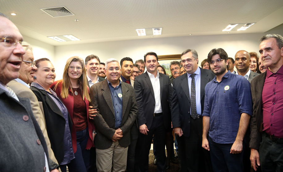 O governador Carlos Massa Ratinho Junior e o secretário Beto Preto assinaram nesta segunda-feira (3) a liberação de R$ 20 milhões para 19 consórcios intermunicipais de saúde. Os benefícios vão chegar a 335 municípios do Estado. No mesmo ato, eles autorizaram a licitação das obras do Centro de Especialidades de Jacarezinho, no Norte Pioneiro, no valor de R$ 9,1 milhões.  -  Curitiba, 03/06/2019  -  Foto: Gilson Abreu/ANPr