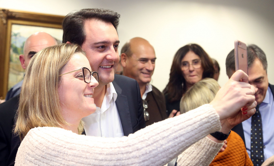 O governador Carlos Massa Ratinho Junior e o secretário Beto Preto assinaram nesta segunda-feira (3) a liberação de R$ 20 milhões para 19 consórcios intermunicipais de saúde. Os benefícios vão chegar a 335 municípios do Estado. No mesmo ato, eles autorizaram a licitação das obras do Centro de Especialidades de Jacarezinho, no Norte Pioneiro, no valor de R$ 9,1 milhões.  -  Curitiba, 03/06/2019  -  Foto: Gilson Abreu/ANPr